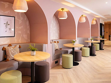 Espace salon moderne de la résidence Byrom Point à Liverpool, avec des coins salon confortables