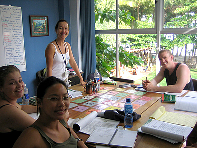 Sprachschüler im Klassenraum der Intercultura Sprachschule Sámara beim Spanisch lernen mit Lehrerin.