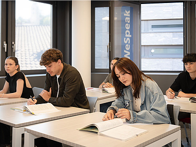 Konzentrierte Schüler im Italienischkurs der WeSpeak Sprachschule in Lugano