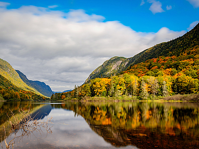 Herbstlandschaft im Parc Jacques-Cartier als Naturerlebnis während einer Sprachreise nach Québec