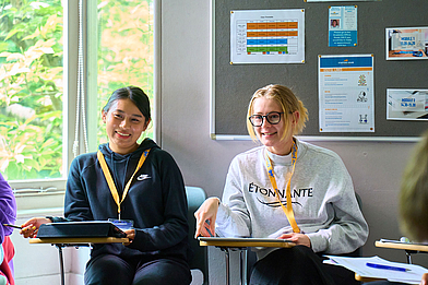 Aufmerksame Teilnehmende im Unterricht, die ihre Sprachkenntnisse im Englischkurs verbessern