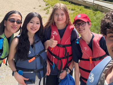 Attività ricreativa della scuola di lingue CEL Vancouver: studenti durante un'escursione all'aperto con giubbotti di salvataggio