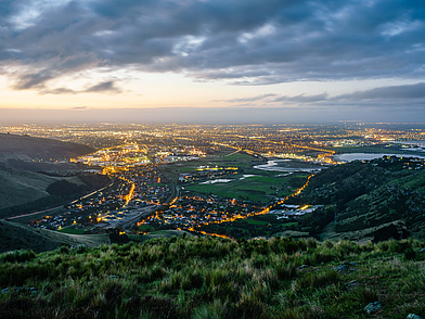 Christchurch bei Abenddämmerung mit Blick über die Stadtlichter – Sprachreise nach Neuseeland mit Natur- und Stadterlebnis