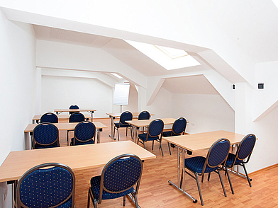 Aula moderna con luce naturale e sedie blu