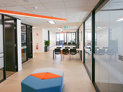 Heller, moderner Aufenthalts- und Lernbereich der ILSC Adelaide mit Glaswänden, Tischen und Sitzgelegenheiten – ideal für Pausen und gemeinsame Projektarbeit während der Englisch-Sprachreise.