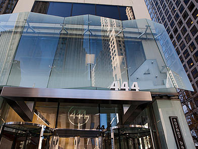 Eingang der Kaplan Sprachschule in Chicago an der North Michigan Avenue – zentrale Lage für Sprachreisen in die USA.