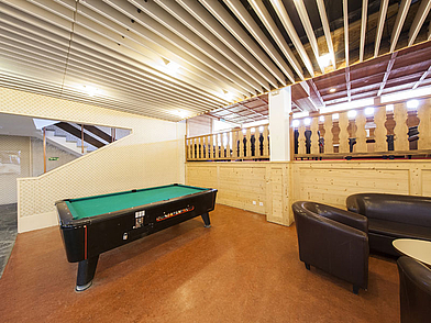 Gemeinschaftsbereich der Sprachschule Leysin mit Billard-Tisch