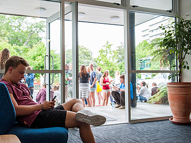 Aufenthaltsraum mit Blick ins Freie, in dem Sprachschüler der Nelson English Centre Sprachschule entspannen.