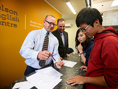 Empfangsbereich der Nelson English Centre Sprachschule, wo Mitarbeiter Sprachschüler beim Ankommen unterstützen.