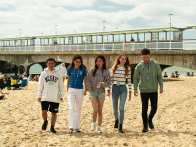 Internationale Sprachschüler der Bayswater Bournemouth Sprachschule bei einem Ausflug am Strand