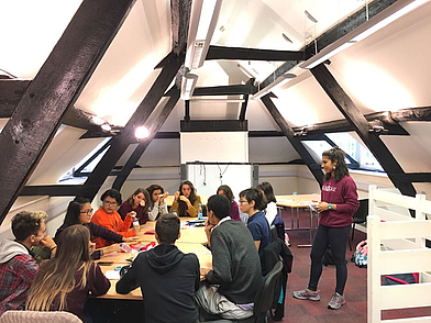 Moderner Unterrichtsraum unter dem Dach der Sprachschule in Oxford für interaktive Englischkurse während deiner Sprachreise