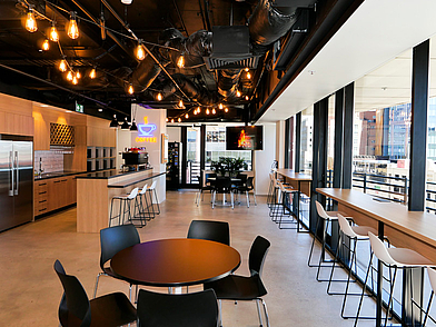 Moderner Küchen- und Cafébereich der ILSC Adelaide, in dem Englischlernende entspannen, essen und andere internationale Studenten kennenlernen.