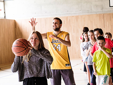 Teilnehmer der Englisch Sprachferien für Schüler in Engelberg beim Basektballspielen