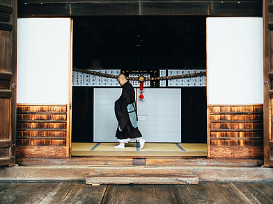 Einblick in die japanische Spiritualität: Buddhistischer Mönch im Tempel von Kyoto – Sprachreise mit Kultur und Tradition