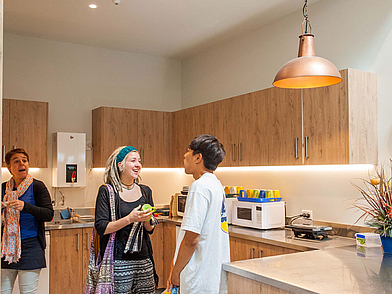 Moderne Gemeinschaftsküche in der Nelson English Centre Sprachschule, wo Sprachschüler aus aller Welt zusammenkommen.