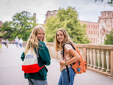 Teilnehmerinnen des Junior Deutschkurses der FU Heidelberg auf einem Ausflug am Heidelberger Schloss