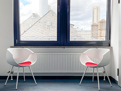 Sitzbereich mit zwei Stühlen und Blick auf Frankfurts Skyline in der Sprachschule