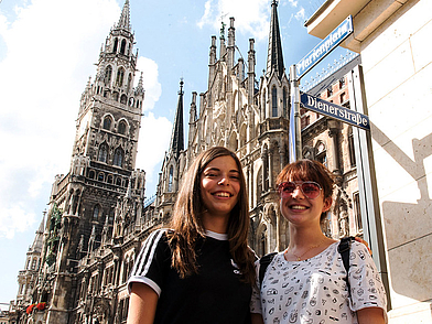 Due partecipanti scoprono le attrazioni di Monaco di Baviera durante il loro corso di tedesco