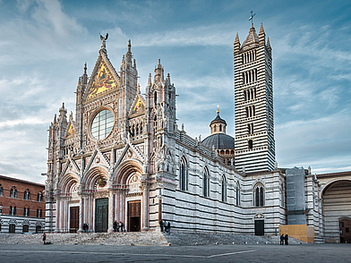 Gotischer Dom von Siena mit kunstvoller Fassade und Campanile – Wahrzeichen der Stadt und Highlight jeder Sprachreise nach Italien.