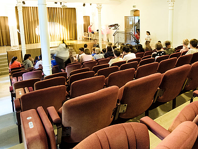 Versammlungs- und Vorführungsraum in der Englisch Sprachschule Engelberg 