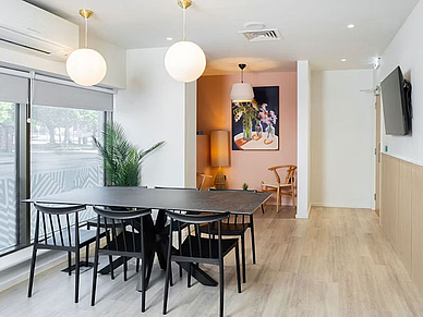 Salle à manger moderne de la résidence Byrom Point, idéale pour étudier et partager un repas ensemble