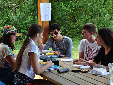 Französisch Sprachschüler lernen gemeinsam im Freien bei der Sprachreise in Liddes.