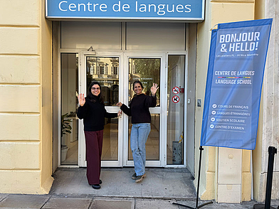 Ingresso alla scuola di lingua francese Les Ateliers FL di Nizza con due dipendenti.