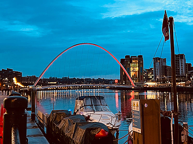 Il Millennium Bridge di Gateshead e il lungofiume di Newcastle al crepuscolo