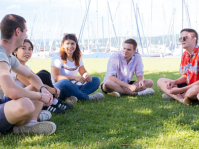 Gli studenti di lingue si godono il tempo libero sul lago di Costanza presso l'Humboldt-Institut Konstanz