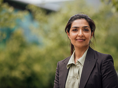 Englischlehrerin blickt in die Kamera - Individueller Sprachaufenthalt im Haus des Lehrers.