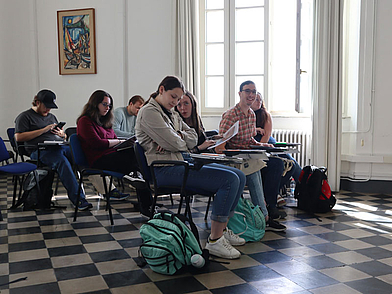 Sprachkurs in Siena: Junge Erwachsene lernen Italienisch in historischem Klassenzimmer