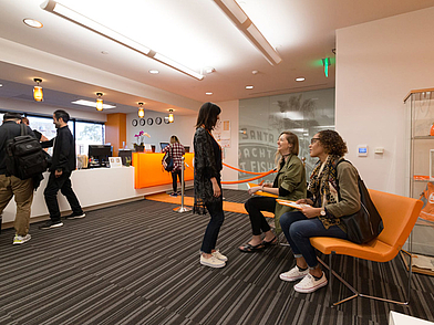 Warte- und Loungebereich der Sprachschule in Los Angeles Santa Monica für Studenten