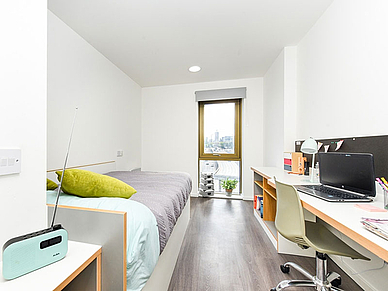 Chambre simple moderne dans la résidence Byrom Point à Liverpool, équipée d'un lit et d'un bureau