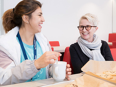 I partecipanti chiacchierano davanti a un caffè all'Humboldt-Institut Konstanz