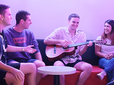 Gli studenti di lingue fanno musica e si rilassano all'Humboldt-Institut Konstanz