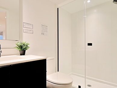 Luminoso bagno dell'alloggio a Vancouver con doccia e arredi moderni