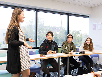 Schüler präsentieren sich aktiv im Unterricht an der EC English Sprachschule Santa Monica