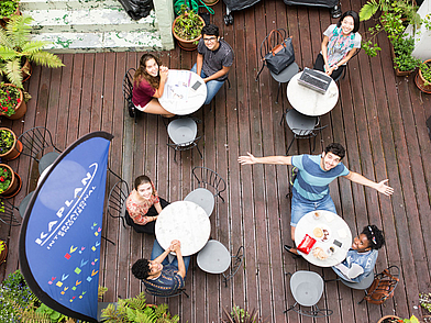 Gemeinschaftsbereich im Freien – Terrasse mit Sitzgelegenheiten, ideal zum Entspannen oder Lernen zwischen den Kursen.