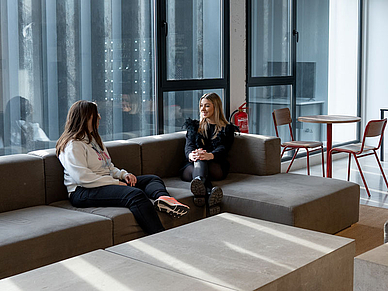 Salle de séjour confortable de la résidence d'Alicante avec des sièges pour les étudiants de langue