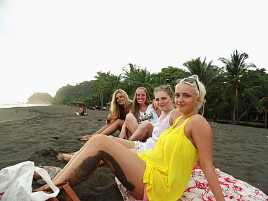Partecipanti sulla spiaggia, scuola di lingua spagnola Playa Jacó
