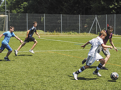 Sprachschüler spielen Fussball - aktives Freizeitprogramm in Leysin