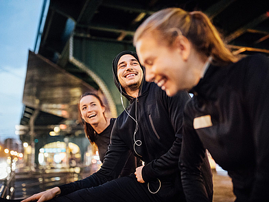 Junge Erwachsene beim Sport unter einer Berliner U-Bahn-Brücke – Sprachreise Berlin Young Adults