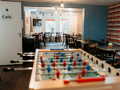 Cafébereich mit Tischen und Kicker in der Sprachschule St Giles Cambridge