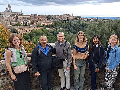 Gruppe von Sprachreisenden vor der Skyline von Siena – gemeinsamer Ausflug mit der Dante Alighieri Sprachschule.