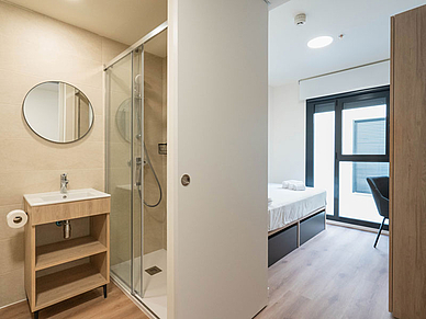 Chambre individuelle moderne avec salle de bain privée dans la résidence à Alicante pour les participants à un séjour linguistique d'espagnol