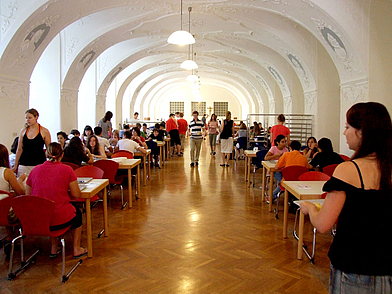 Schüler essen gemeinsam in der Mensa der Deutsch Sprachschule Wien.