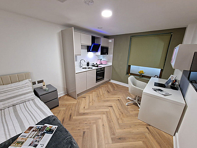 Studio moderne à Liverpool avec un lit, une kitchenette et un bureau