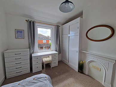 Helles Schlafzimmer im Student House in Eastbourne für Teilnehmer einer Englisch Sprachreise in England.