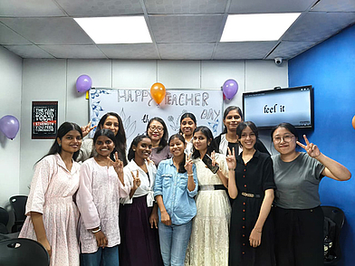 Fröhliche Schülergruppe feiert im bunt dekorierten Klassenzimmer der ILSC Neu-Delhi den Teacher’s Day.