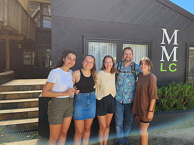 Internationale Sprachschüler vor dem Mount Maunganui Language Centre – Englisch lernen am Strand von Neuseeland